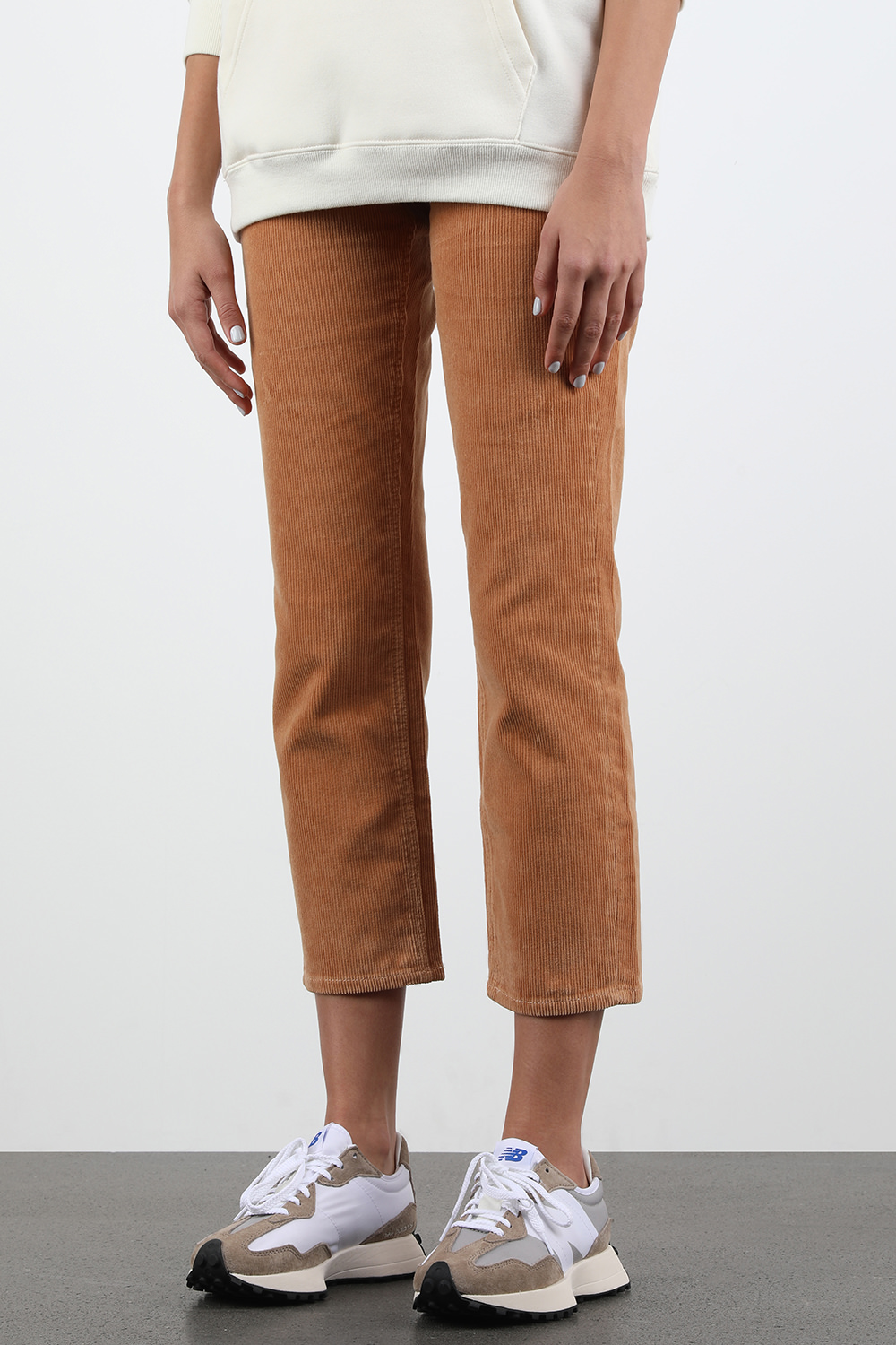 תמונת כל הלוק של נעלי סניקרס מדגם 327 בצבע בז'